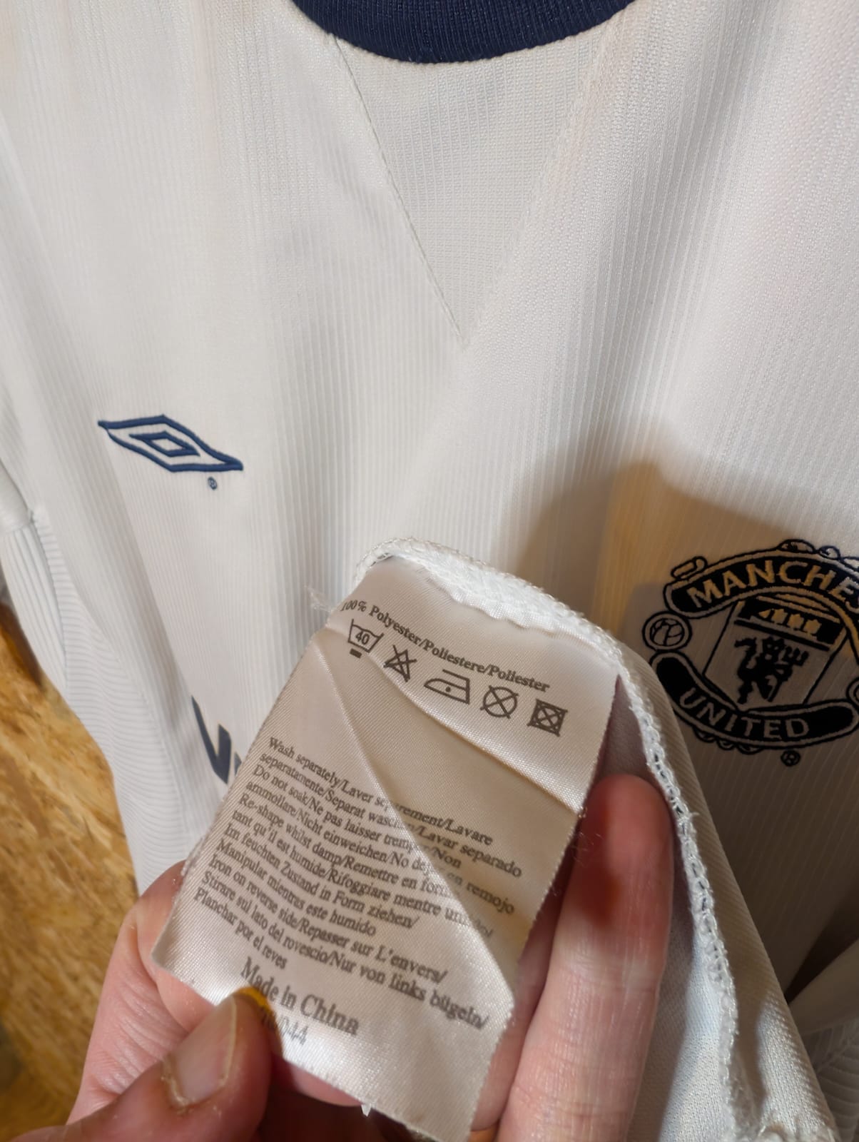 2000 Man United Away, Large