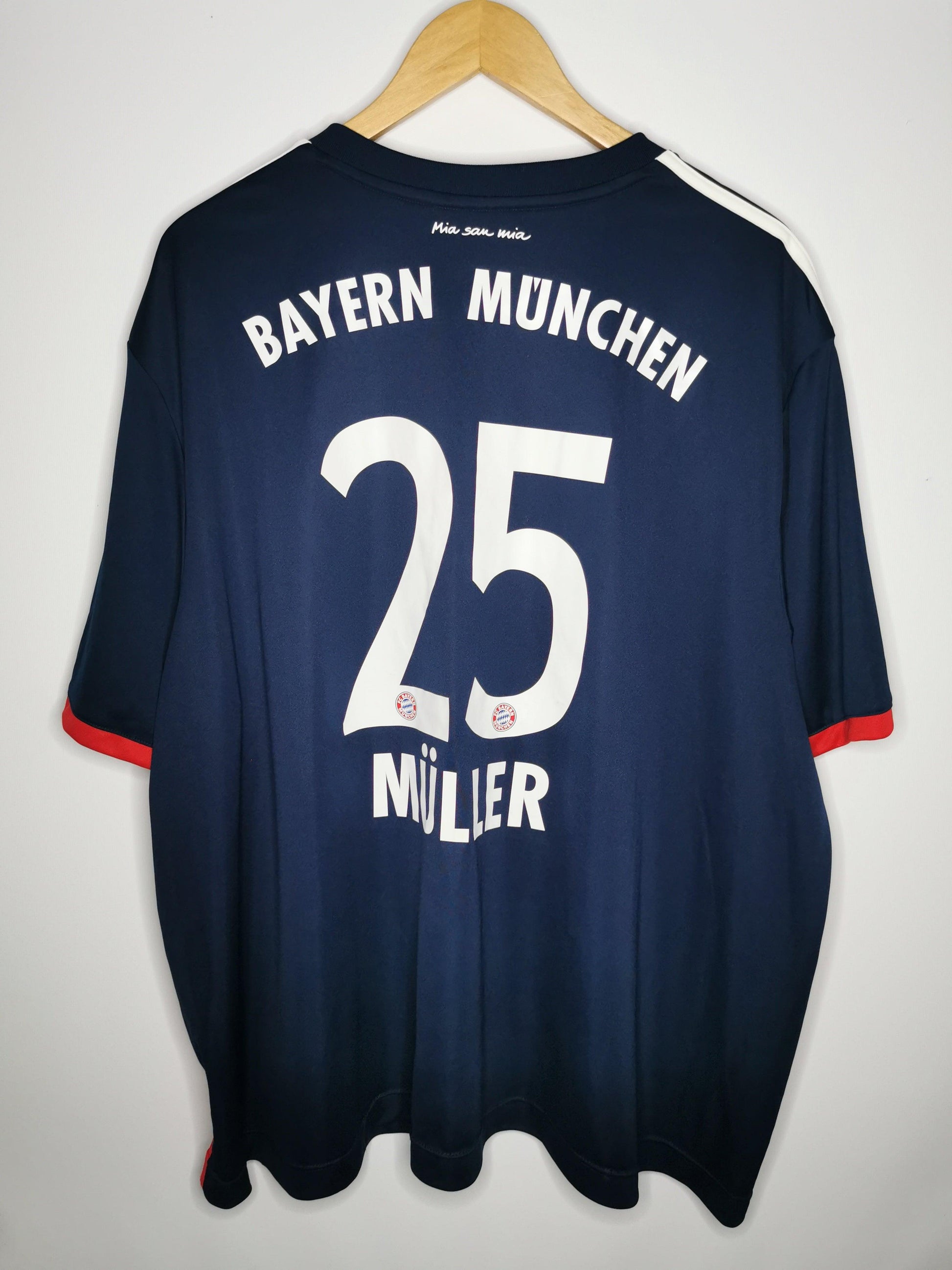 2017 Bayern Munich Away 'Muller 25', XXX Large - footballshirts.ie