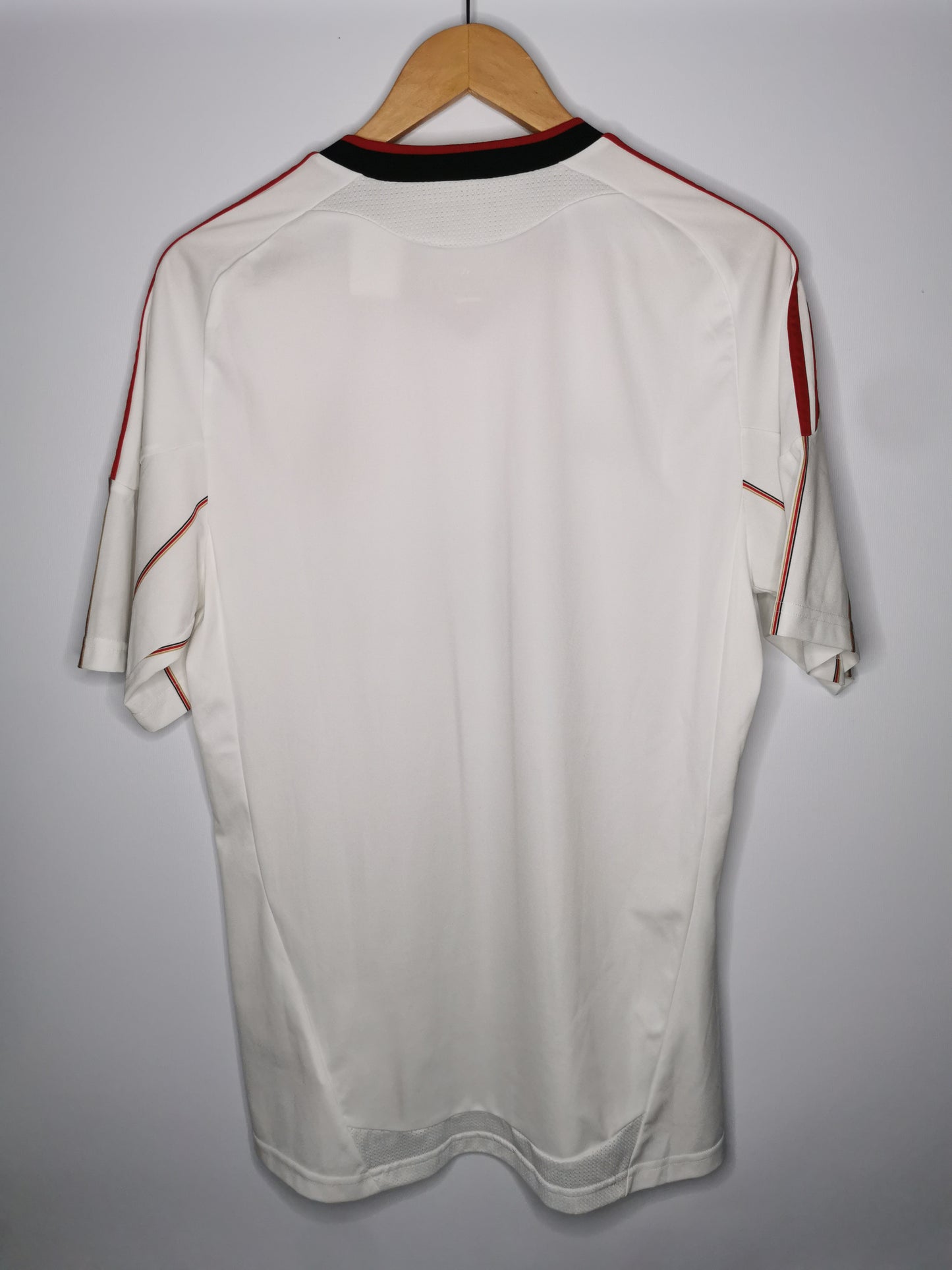 2010 Liverpool Away, Medium