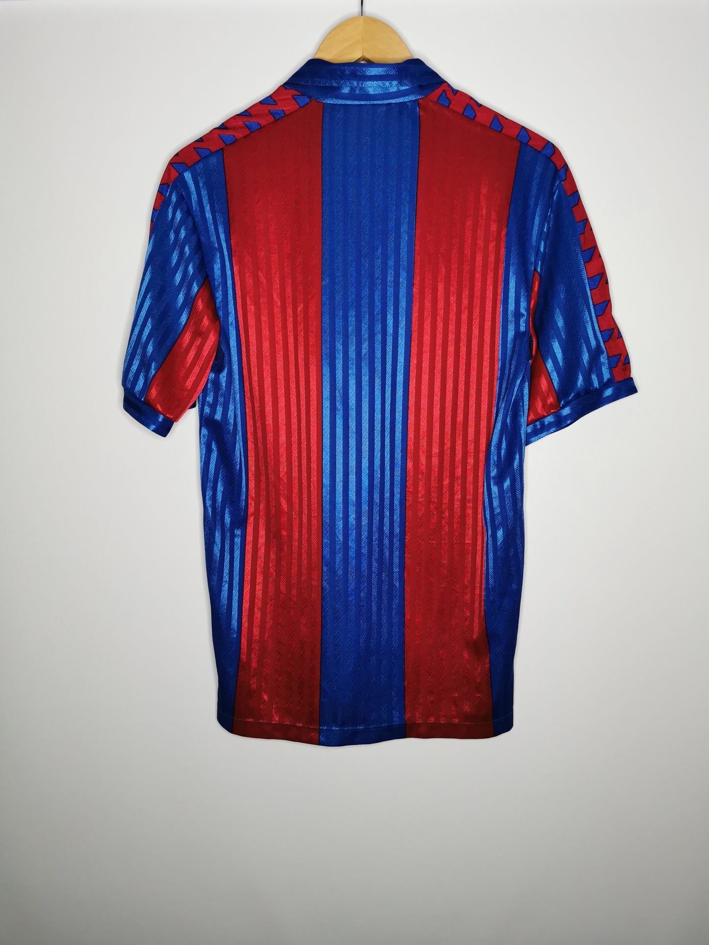 Barcelona Home 1989, Medium