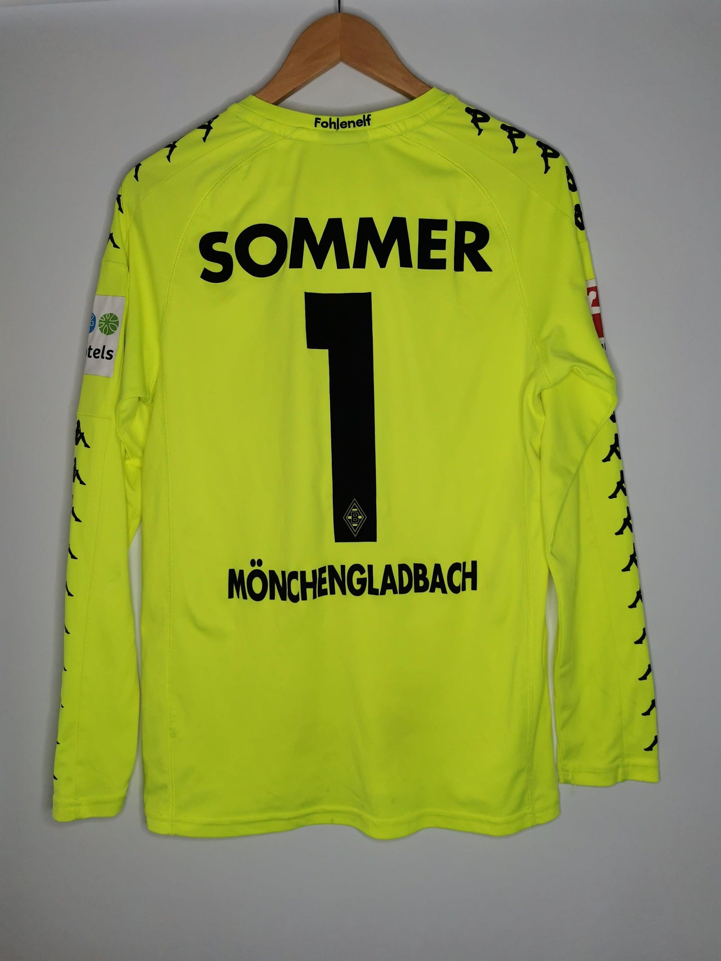 2017 Borussia Monchengladbach Goalkeeper Long Sleeve 'Sommer 1', Small - footballshirts.ie