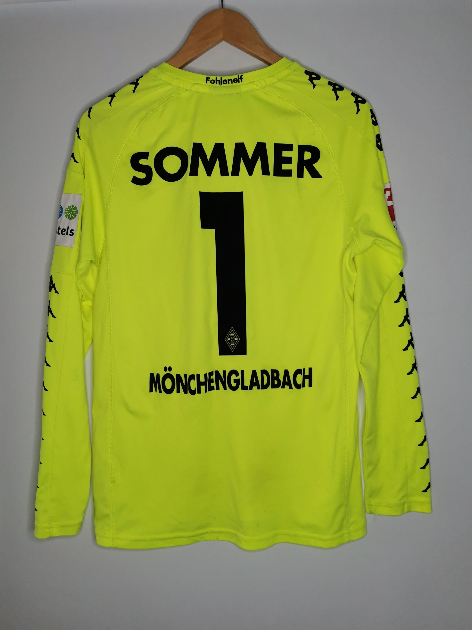 2017 Borussia Monchengladbach Goalkeeper Long Sleeve 'Sommer 1', Small - footballshirts.ie