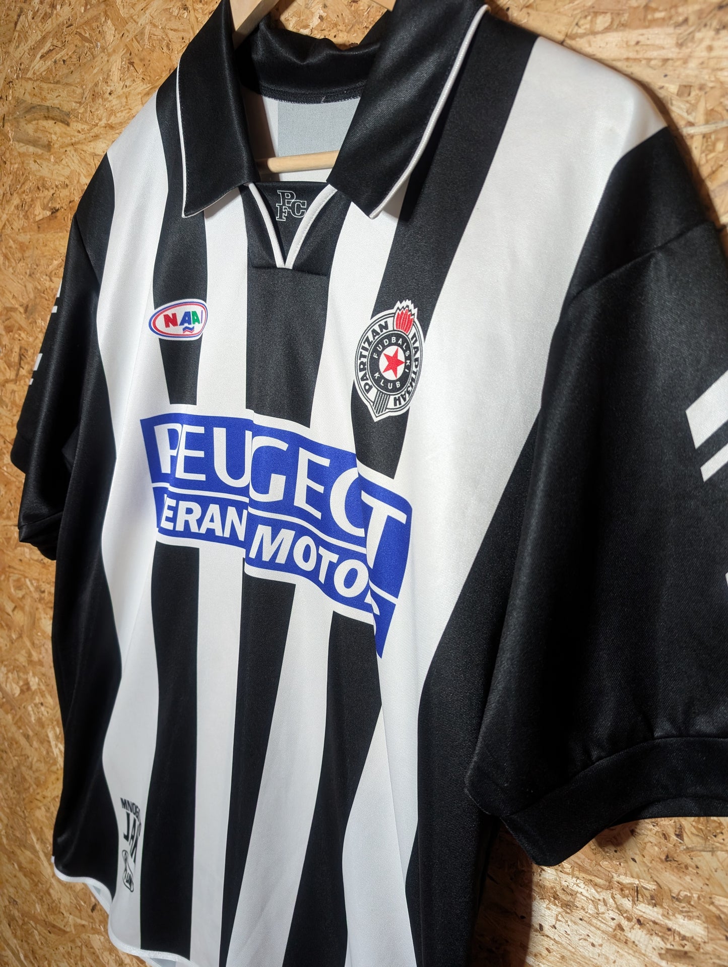 Authentic Partizan Belgrade 2000 Naai Home Football Shirt 'Delibašić 9' (Image 4)
