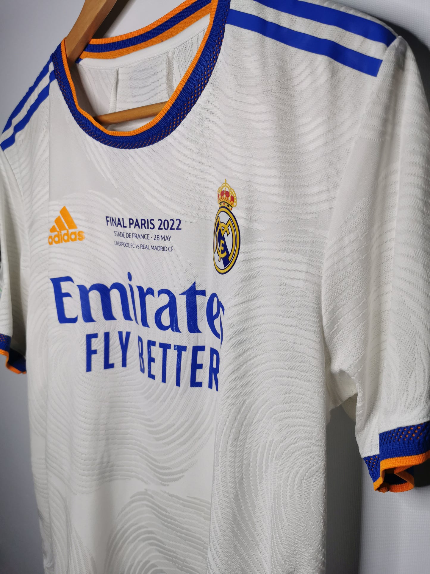 2021 Real Madrid Home Kitroom Issue 'Camavinga 25', Size 6 (Medium)