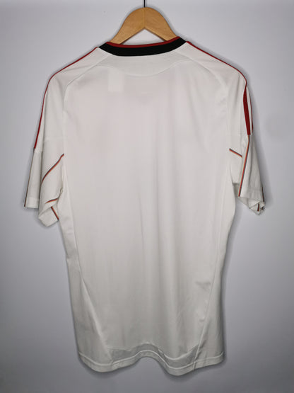 2010 Liverpool Away, Medium