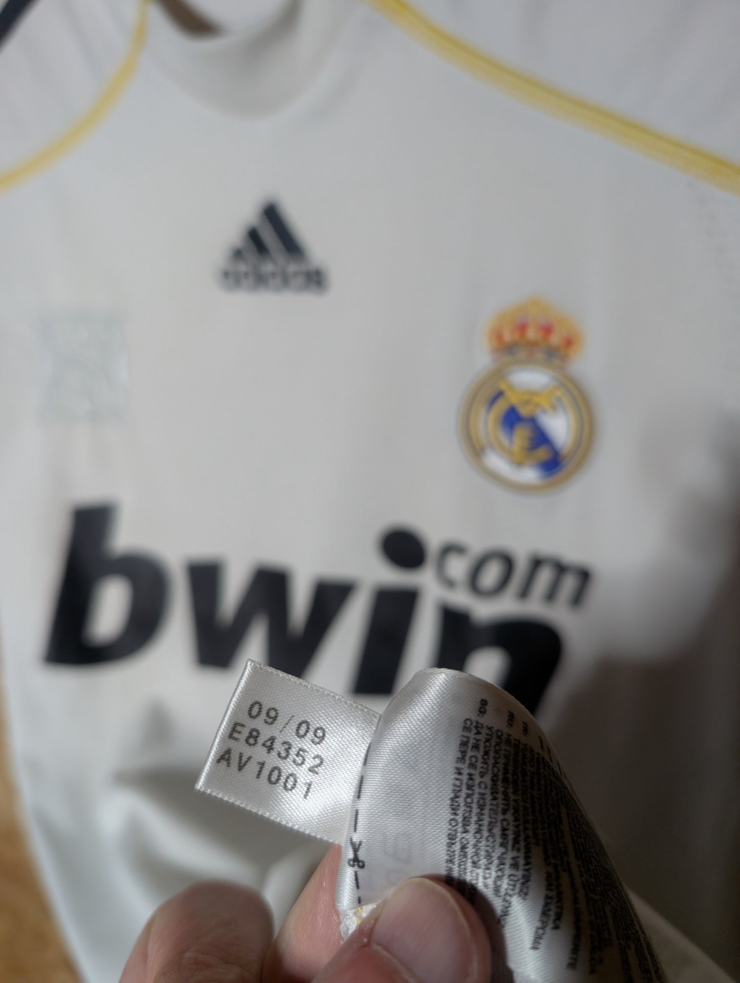 Authentic Real Madrid 2009 Adidas Home Football Shirt 'Kaká 8', Medium (Image 5)
