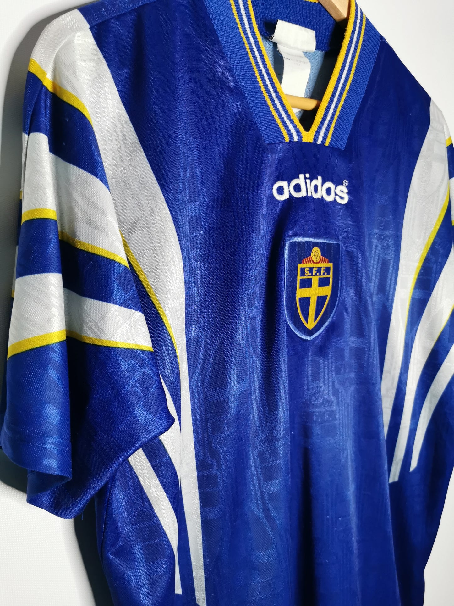 Sweden Away 1996, Medium
