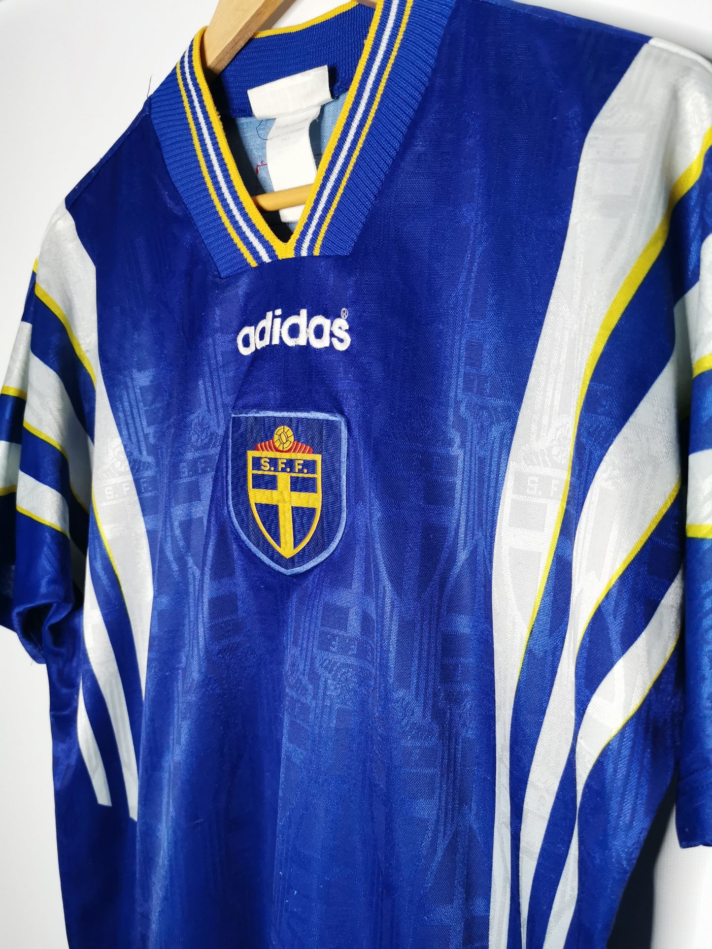 Sweden Away 1996, Medium