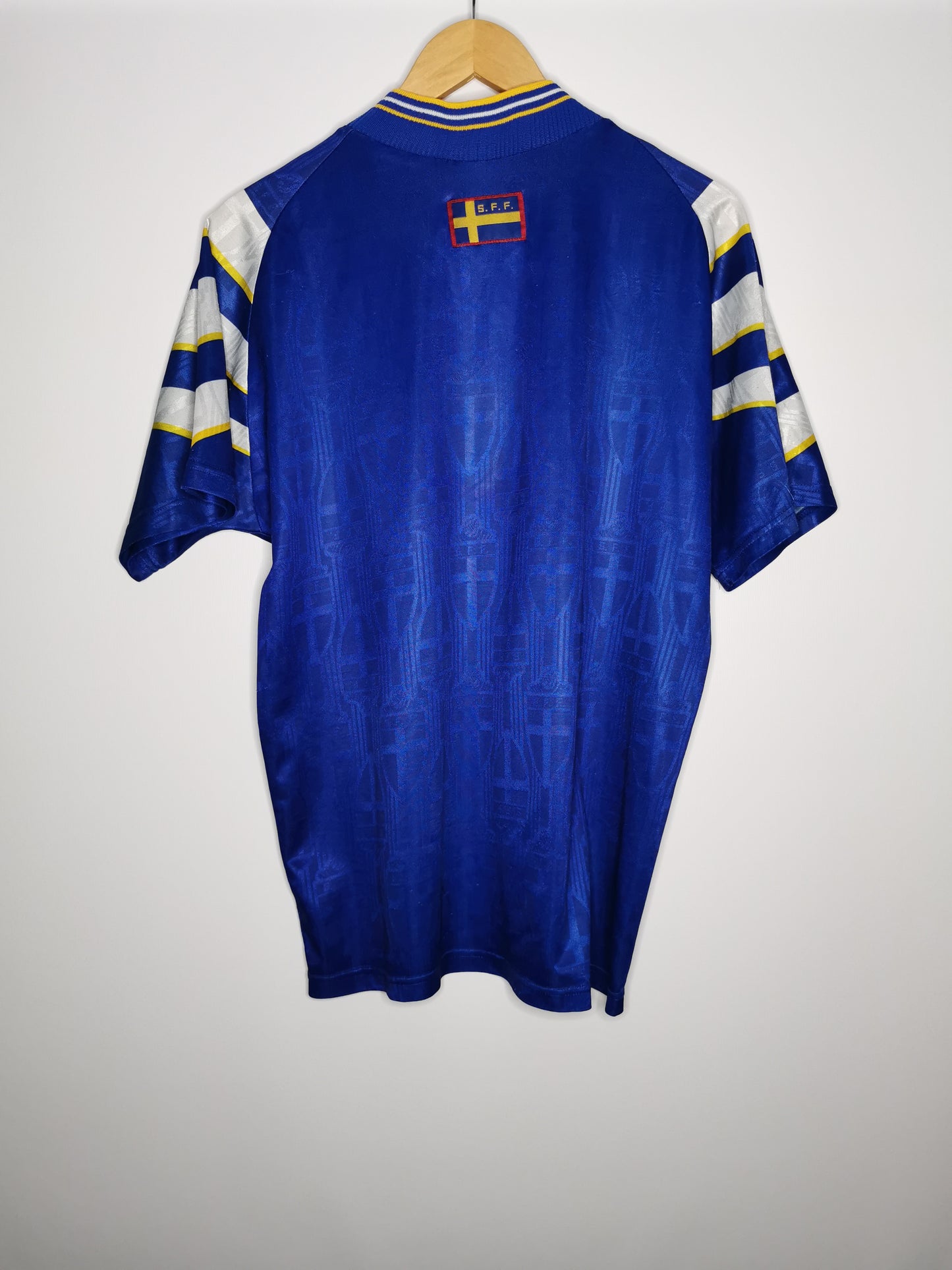 Sweden Away 1996, Medium