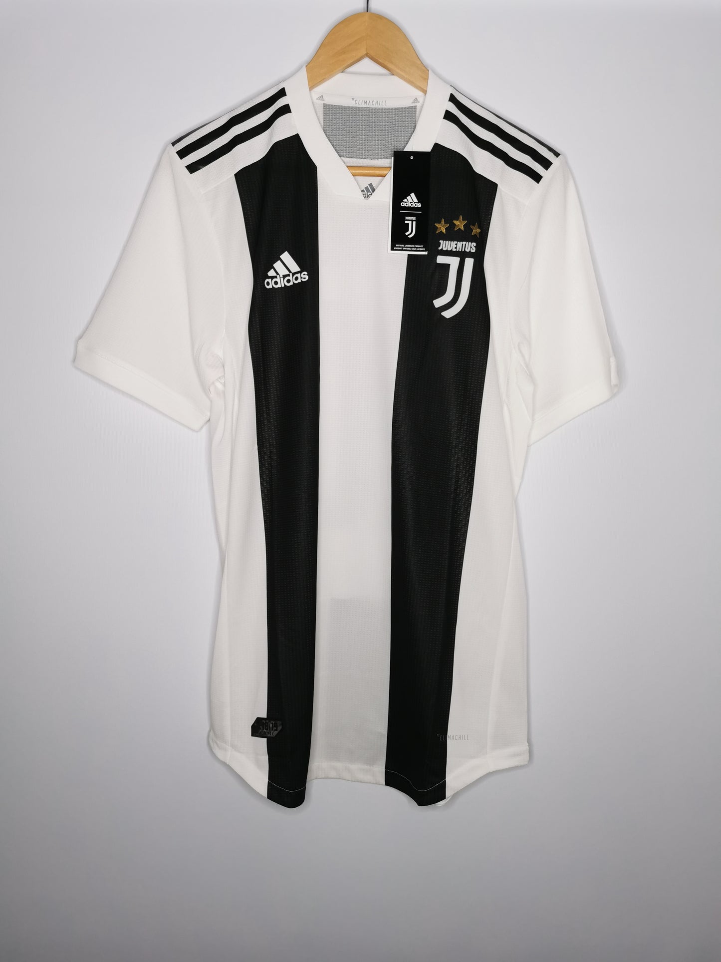 Raffle: 2018 Juventus Home 'Joao Cancelo 20' Kitroom Issue, Medium (6)