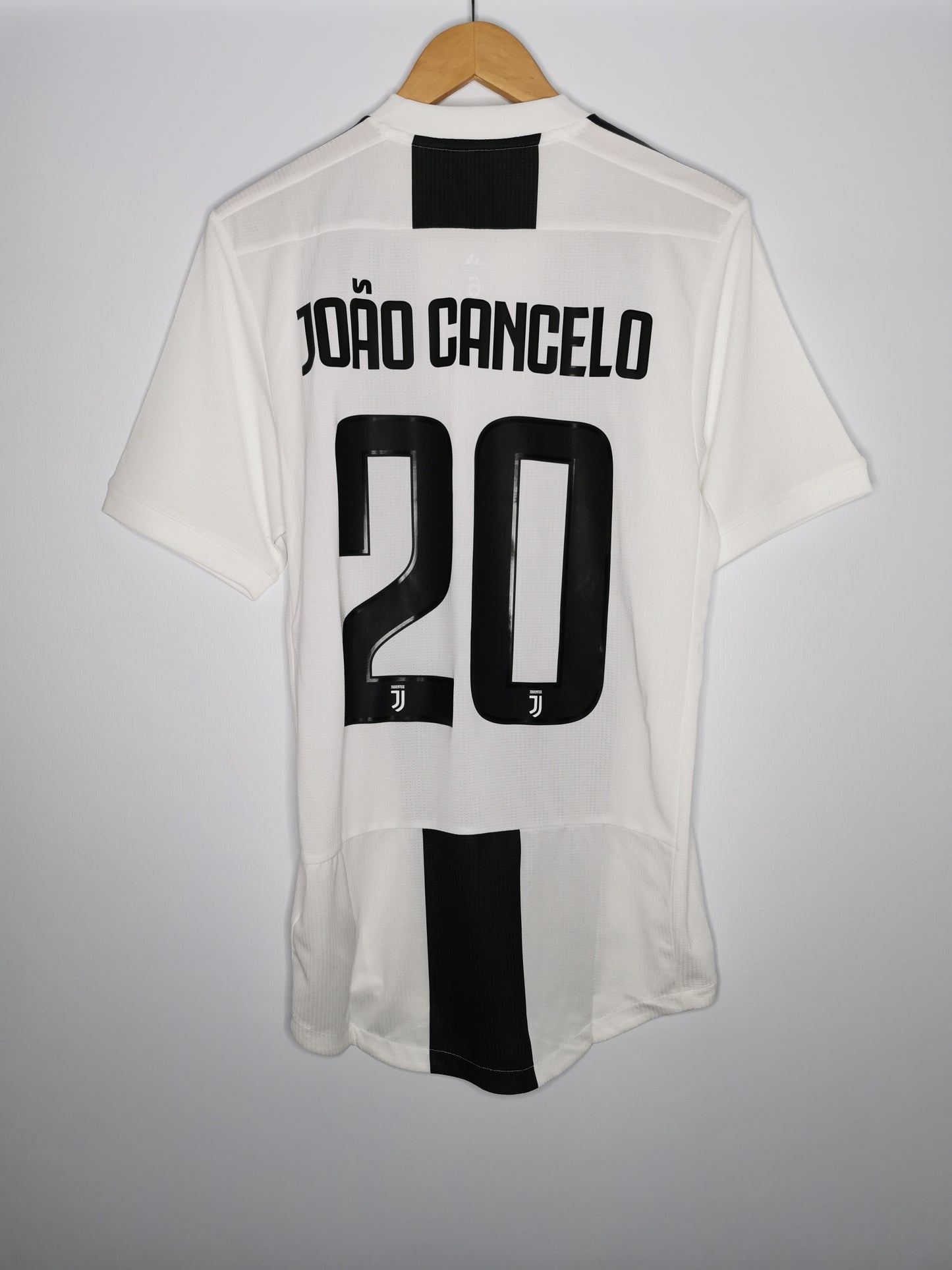 Raffle: 2018 Juventus Home 'Joao Cancelo 20' Kitroom Issue, Medium (6)