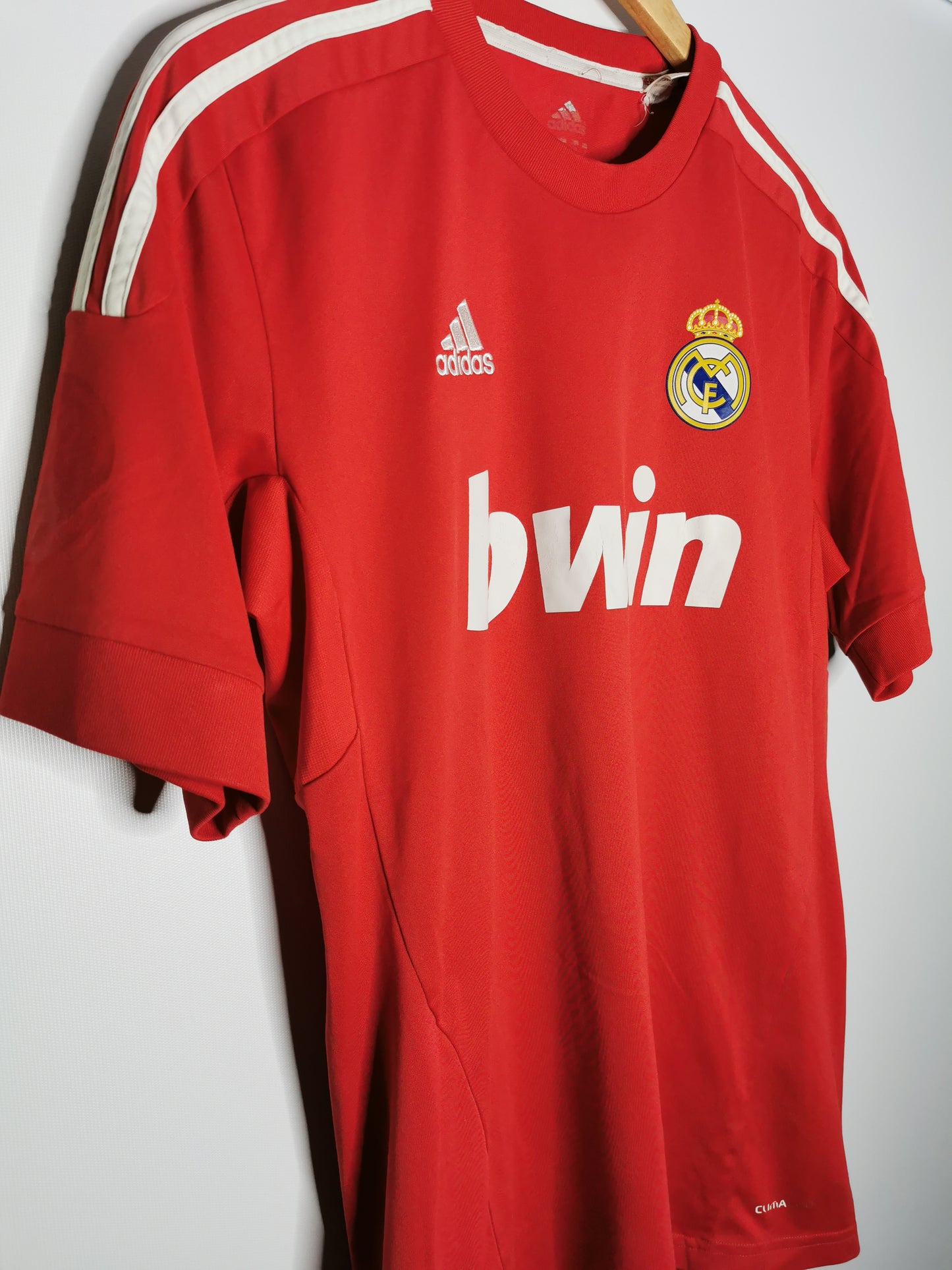2011 Real Madrid Third, Medium